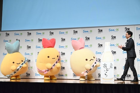 宮下昌也副社長（右）から「高級揚げ油1年分」を贈られたしっぽず。