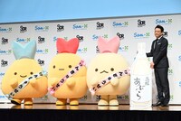 記念撮影をするしっぽずと宮下昌也SDR取締役副社長。