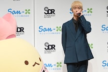 えびてんのしっぽに見つめられながら挨拶をする吉澤要人（原因は自分にある。）。