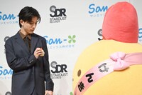 えびふらいのしっぽと対話する田中洸希（SUPER★DRAGON）。