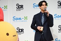 えびふらいのしっぽに見つめられながら、「サイズ感がかわいい」と笑顔で語るREI（ONE N' ONLY）。