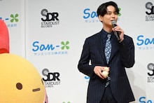 えびふらいのしっぽに見つめられながら、「サイズ感がかわいい」と笑顔で語るREI（ONE N' ONLY）。