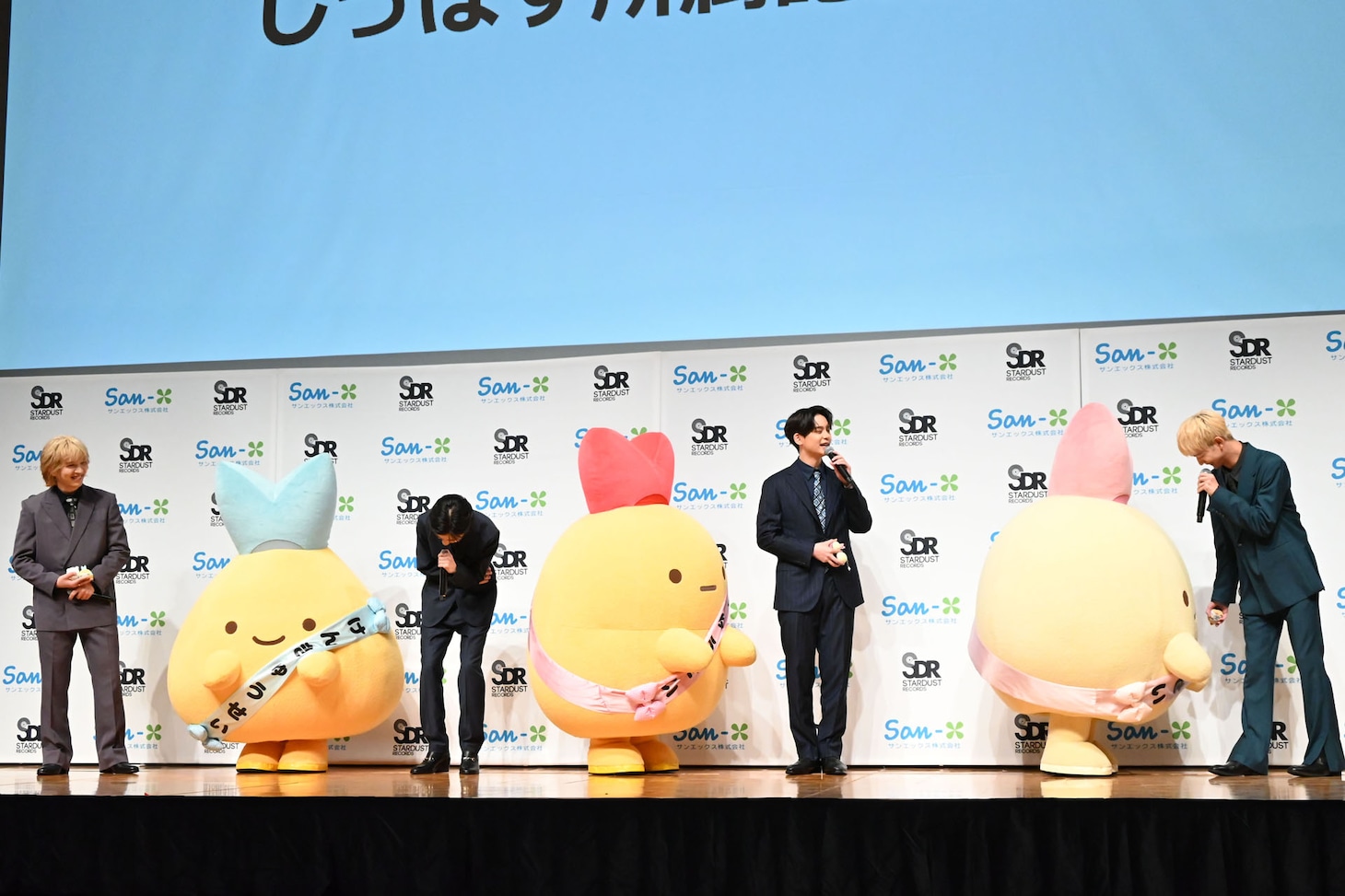 吉澤要人（右）の“イケボ”に盛り上がる登壇者たち。