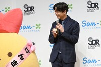 えびふらいのしっぽに笑顔を向けるREI（ONE N' ONLY）。