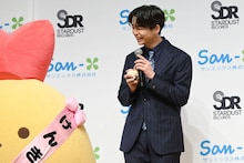 えびふらいのしっぽに笑顔を向けるREI（ONE N' ONLY）。