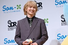 笑顔の吉田仁人（M!LK）。