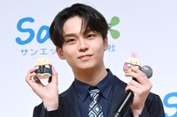 「ぶらさげぬいぐるみ」をアピールするREI（ONE N' ONLY）。