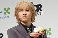 「ぶらさげぬいぐるみ」をアピールする吉田仁人（M!LK）。