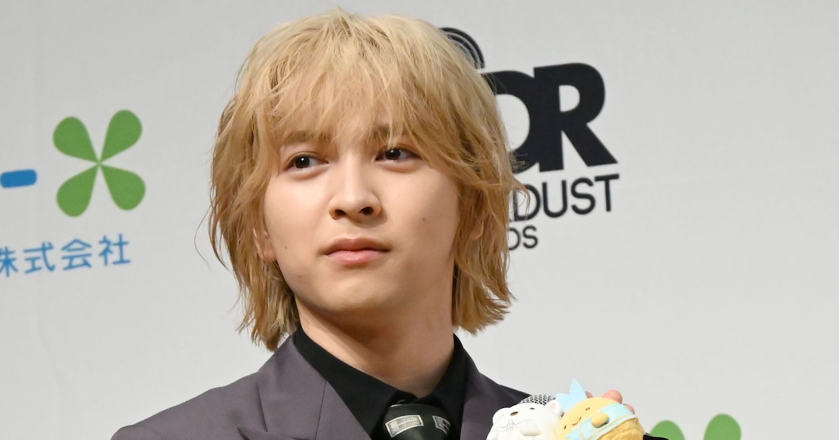 ぶらさげぬいぐるみ」をアピールする吉田仁人（M!LK）。 [画像