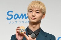 「ぶらさげぬいぐるみ」をアピールする吉澤要人（原因は自分にある。）。