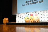 しっぽずのフォトセッションを見守るとんかつ（左端）。