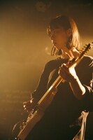 雪国サポートメンバーののざきなつき（G）（撮影：新家菜々子）