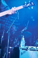 ART-SCHOOLサポートメンバーの藤田勇（Dr / MO'SOME TONEBENDER）（撮影：新家菜々子）