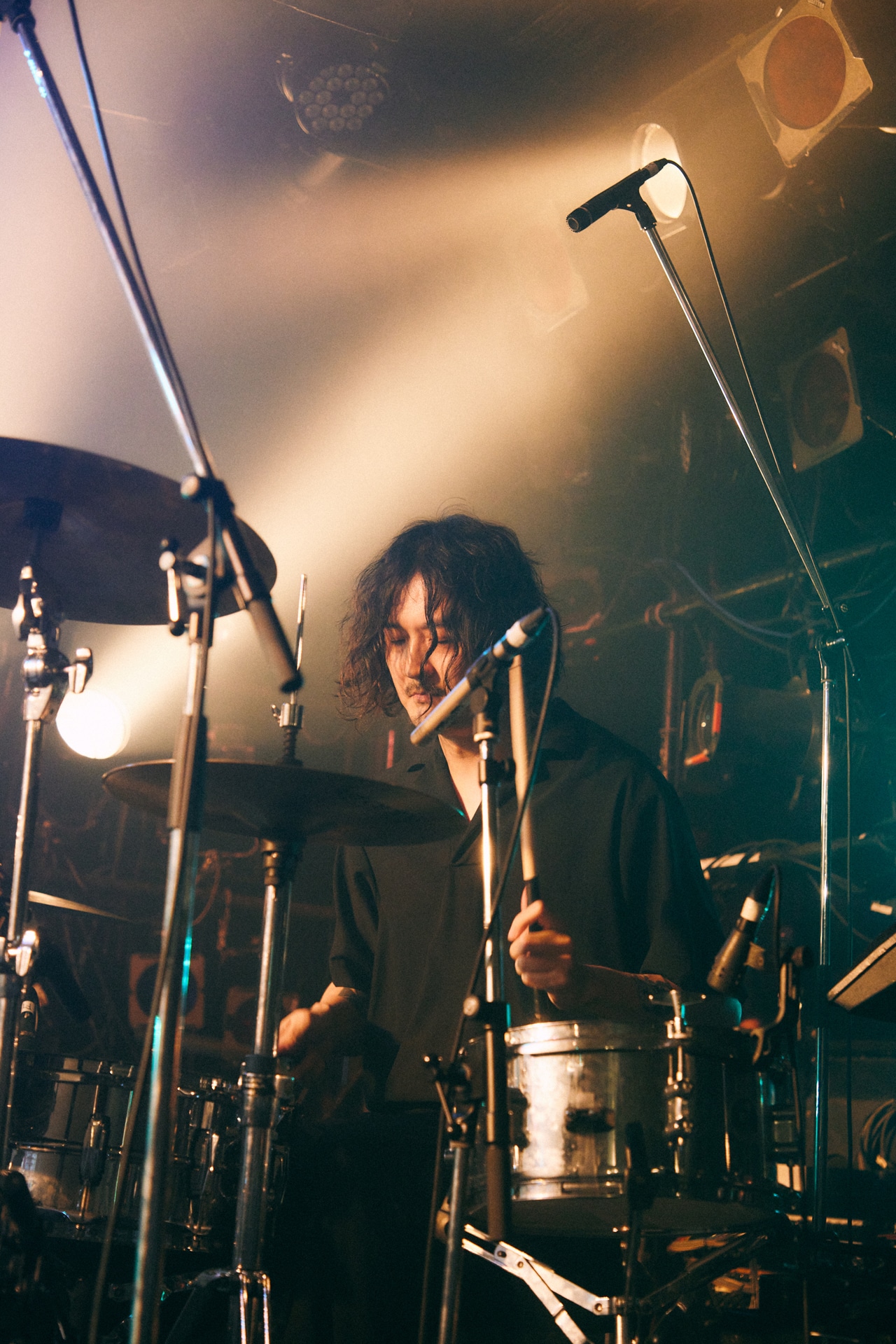 Homecomingsサポートメンバーの吉木諒祐（Dr / The Novembers）（撮影：新家菜々子）