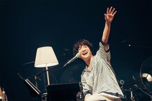 笑顔の石崎ひゅーい （Photo by Ayumu Kosugi）