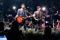 「MUSIC GIFT 2025 ～あなたに贈ろう 希望の歌～」でパフォーマンスするゆず。（写真提供：NHK）