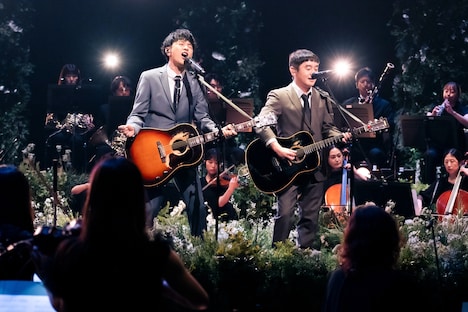 「MUSIC GIFT 2025 ～あなたに贈ろう 希望の歌～」でパフォーマンスするゆず。（写真提供：NHK）