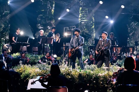 「MUSIC GIFT 2025 ～あなたに贈ろう 希望の歌～」でパフォーマンスするゆず。（写真提供：NHK）