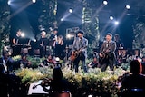 「MUSIC GIFT 2025 ~あなたに贈ろう 希望の歌~」でパフォーマンスするゆず。(写真提供:NHK)