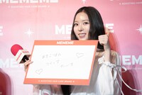 「あさごはん つくって たべる」と記したフリップを得意げに見せるナリン。