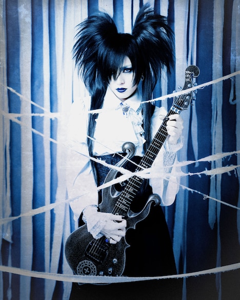 「モワティエ的 耽美な世界」で架空のV系バンドに変身した、君島大空。