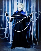 「モワティエ的 耽美な世界」で架空のV系バンドに変身した、ゆっきゅん。