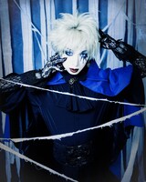 「モワティエ的 耽美な世界」で架空のV系バンドに変身した、ゆっきゅん。