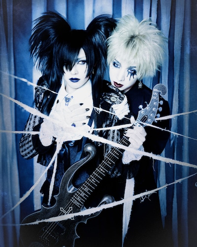 「モワティエ的 耽美な世界」で架空のV系バンドに変身した、君島大空とゆっきゅん。