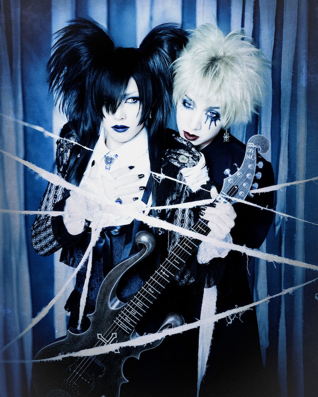 「モワティエ的 耽美な世界」で架空のV系バンドに変身した、君島大空とゆっきゅん。