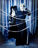 「モワティエ的 耽美な世界」で架空のV系バンドに変身した、君島大空とゆっきゅん。