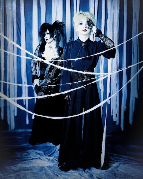 「モワティエ的 耽美な世界」で架空のV系バンドに変身した、君島大空とゆっきゅん。