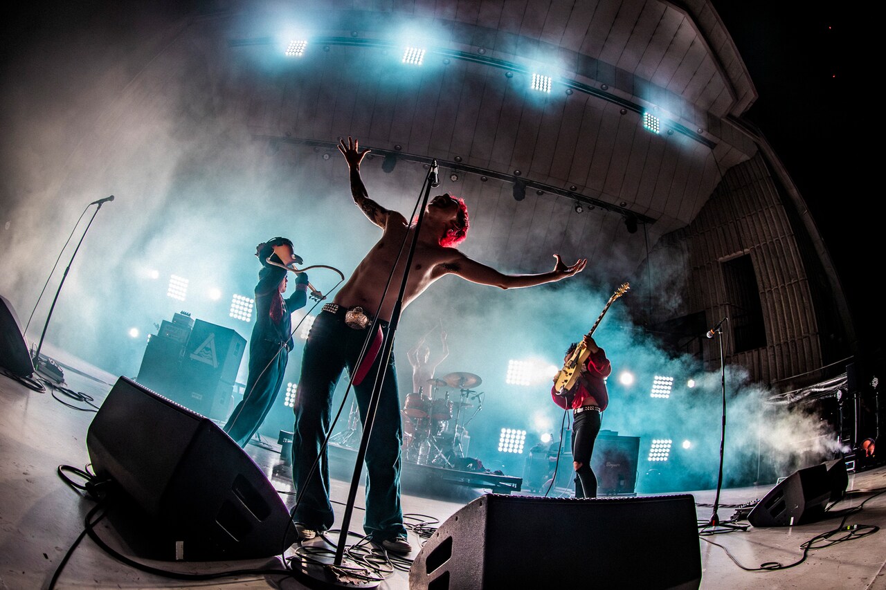 須藤俊（B / ハルカミライ）（撮影：タカギユウスケ） - UNISON SQUARE