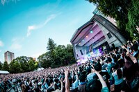 UNISON SQUARE GARDENのライブの様子。（撮影：タカギユウスケ）
