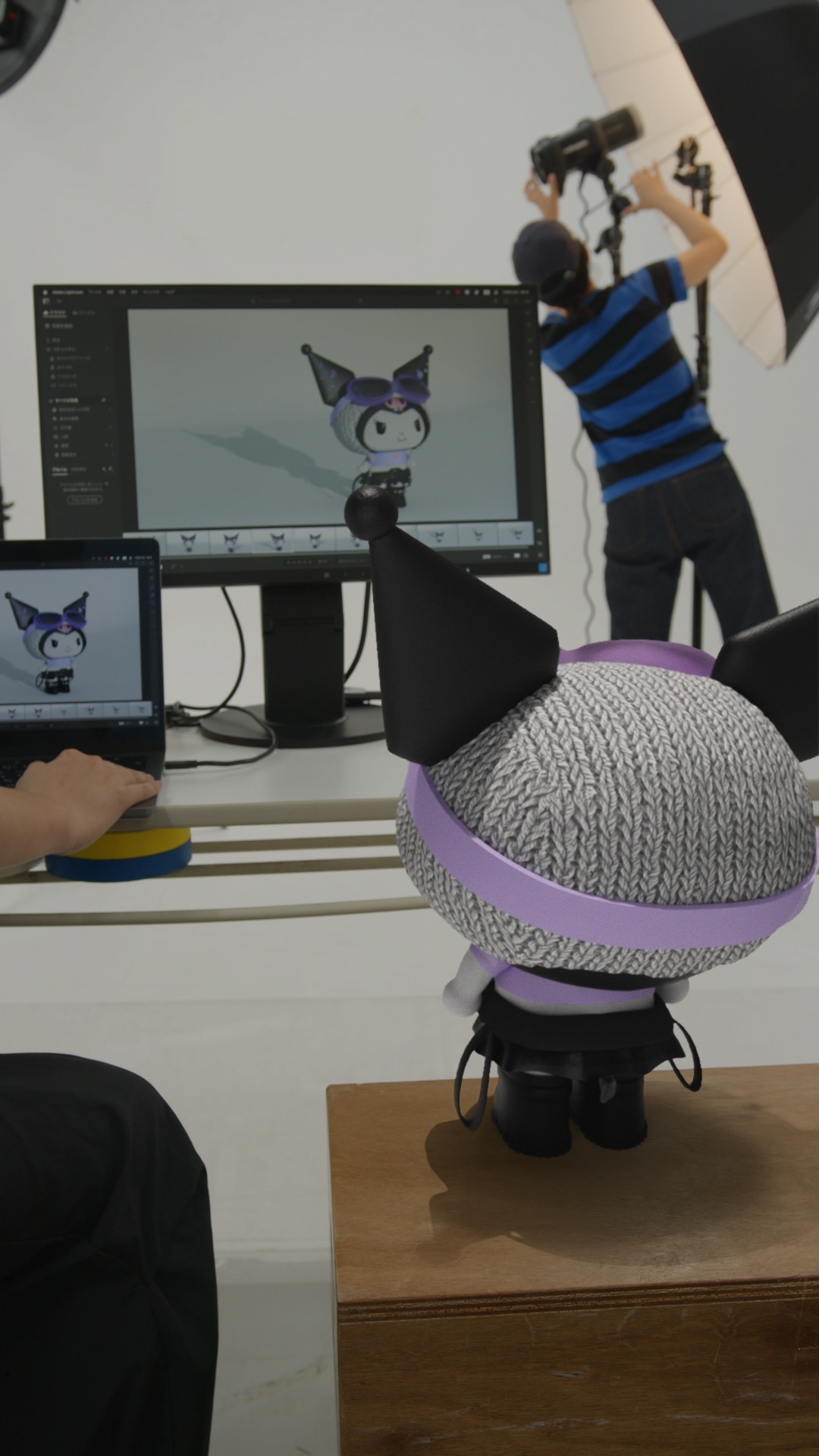 撮影に臨むKUROMI。