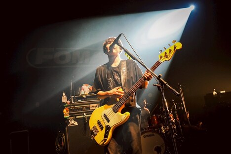 アマダシンスケ（Vo, B / FOMARE）（Photo by RUI HASHIMOTO ［SOUND SHOOTER］）