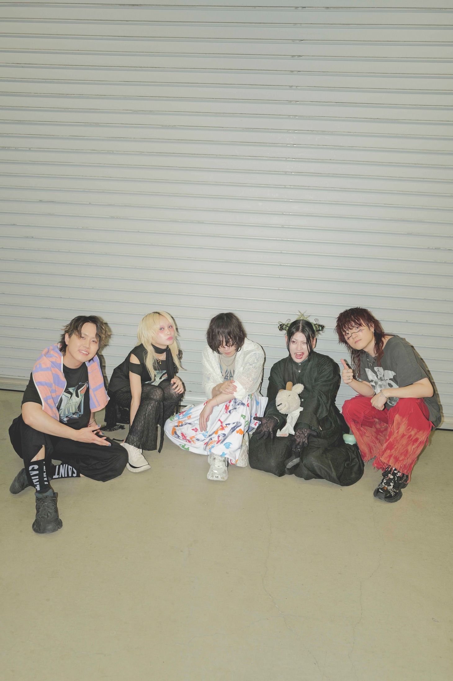 左からオオノタツヤ（B / Chevon）、Reol、須田景凪、谷絹茉優（Vo / Chevon）、Ktjm（G / Chevon）。（撮影：藤井拓）
