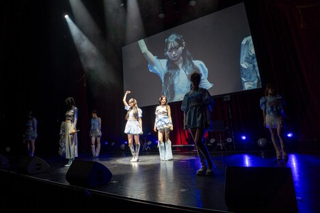 仮面を外して姿をお披露目した新メンバーのKAREN。