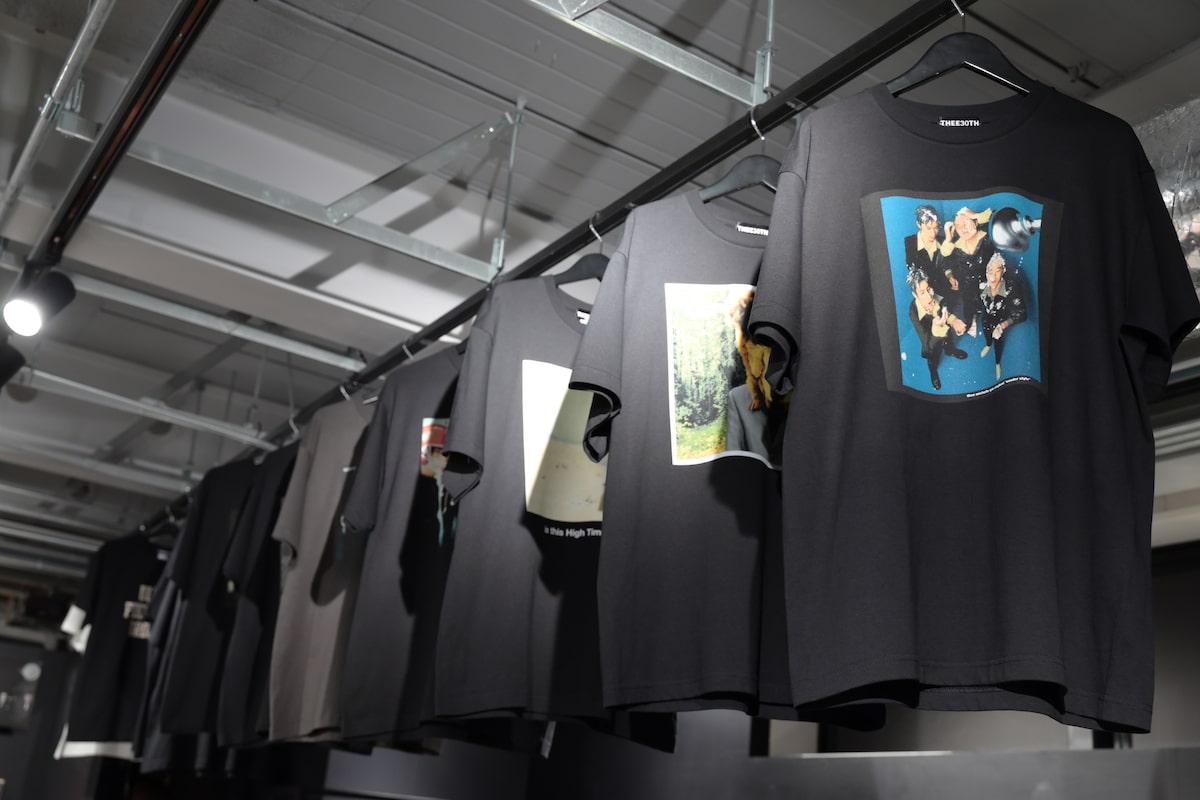 ずらりと並ぶTHEE MICHELLE GUN ELEPHANTのTシャツ。 [画像ギャラリー 