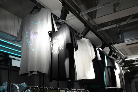 ずらりと並ぶBLANKEY JET CITYのTシャツ。