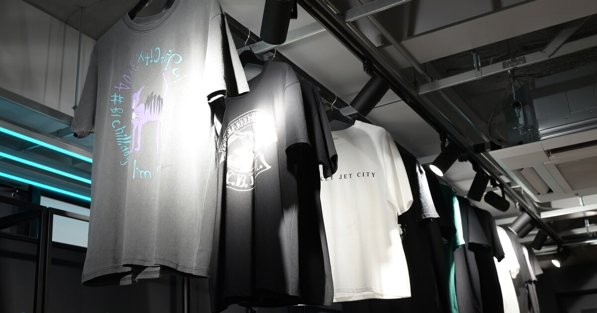 ずらりと並ぶBLANKEY JET CITYのTシャツ。 [画像ギャラリー 8/16 