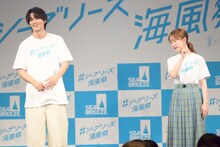 「イイじゃん」の振りを踊る畑芽育（右）と、笑う佐野勇斗（左）。