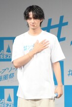 ダンスレクチャーをする佐野勇斗。