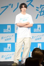 海チームのダンスレクチャーを見守る佐野勇斗。