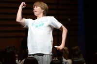 全力で踊る塩崎太智。