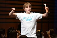 全力で踊る塩崎太智。