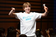 全力で踊る塩崎太智。