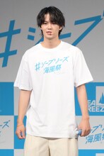 観客のダンスをチェックする佐野勇斗。