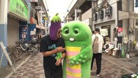 左から川原克己、ガチャピン。©ガチャムク ©読売テレビ