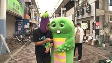 左から川原克己、ガチャピン。©ガチャムク ©読売テレビ
