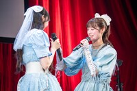 最年少で同い年のKARENとSARA。2人はMV撮影の日、宿泊した部屋で朝8時から幅跳びをしたという。